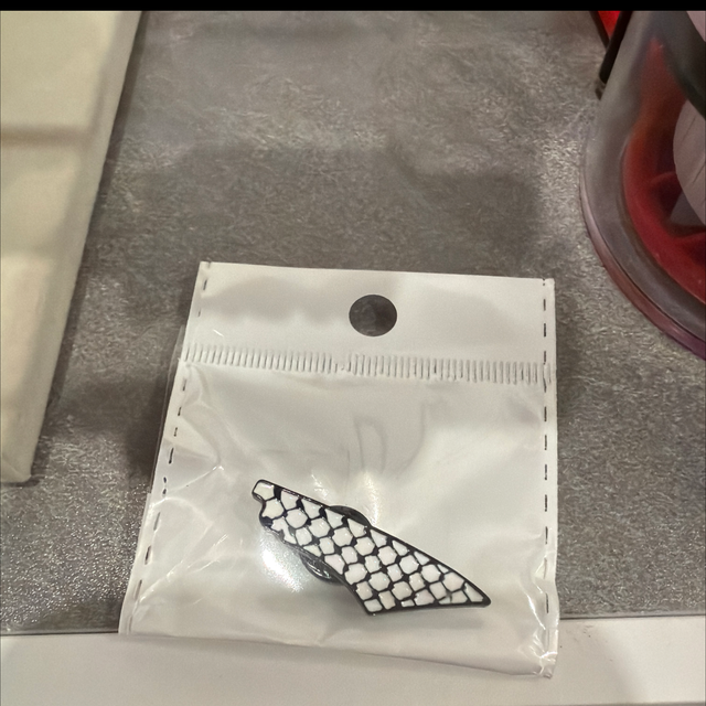 Pin schwarz/weiß